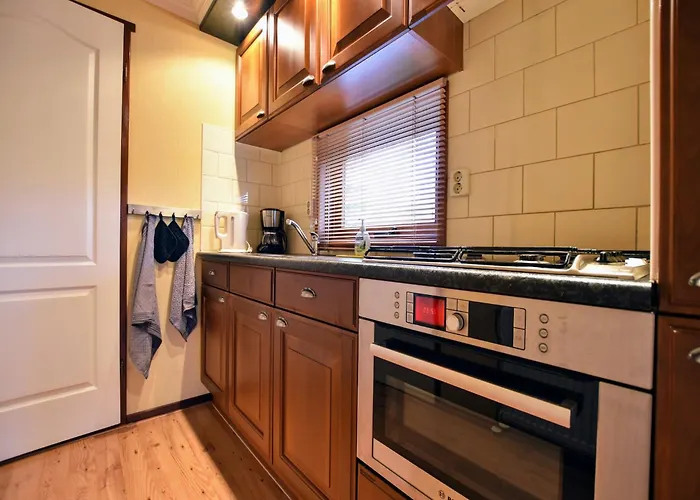 Chalet In With Fenced Garden *